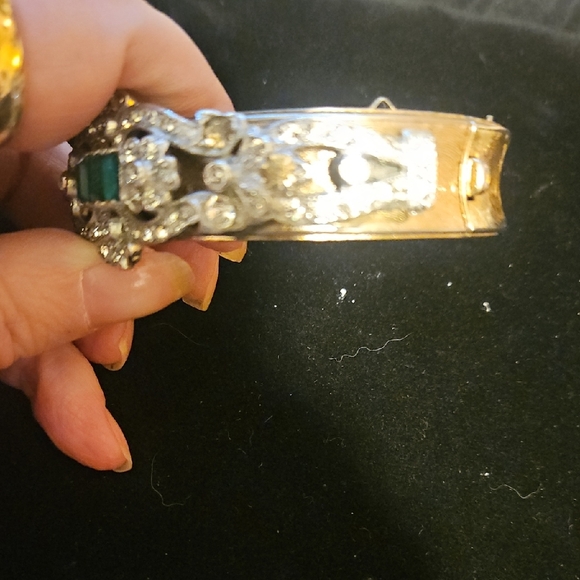 Gold tone vintage Art Deco Bracelet with detailed filigree adorned with stones - Picture 7 of 9